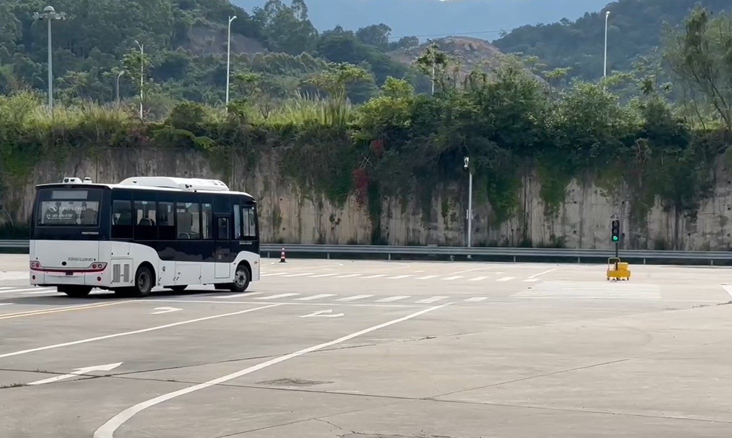 基于香港交通规则和交通信号的本地自动驾驶系统适配